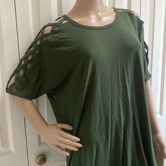 NWOT Adorable Womens XL Cut Out Sleeves Hunter Green Top. - Picture 2 of 11